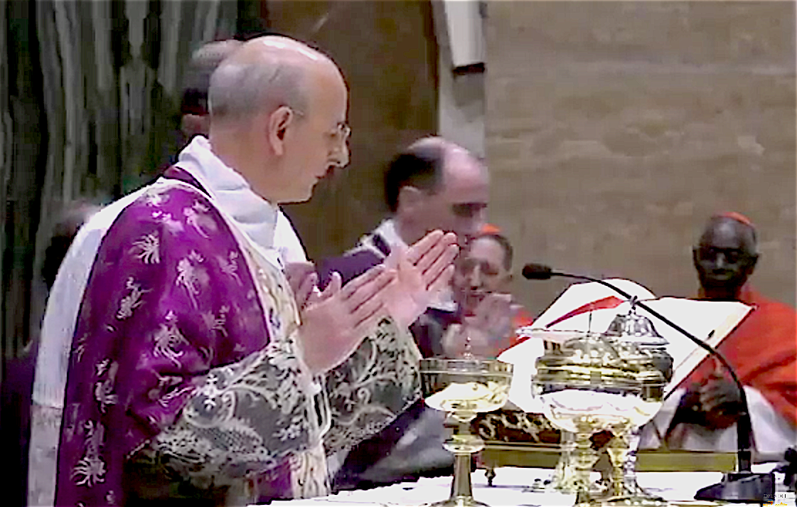 Mons. Ocariz preside el funeral de Mons. Echevarria