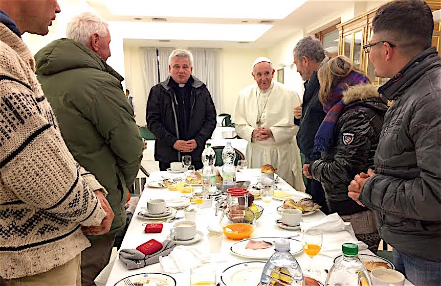 El Papa desayuna en su cumpleaños con seis 'sin hogar' (Osservatore © Romano)
