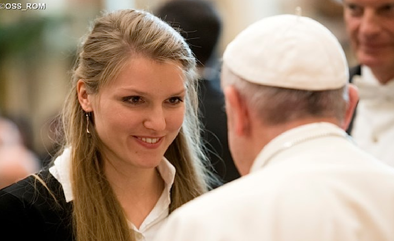 El papa Francisco después del encuentro saluda a los estudiantes internacionales (fto. Osservatore Romano ©)
