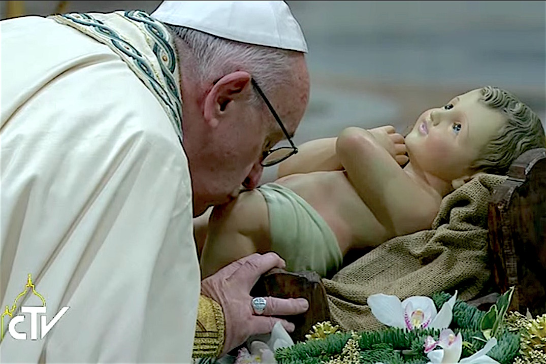El papa besa la imagen del Niño Jesús al inicio del Te Deum 2016