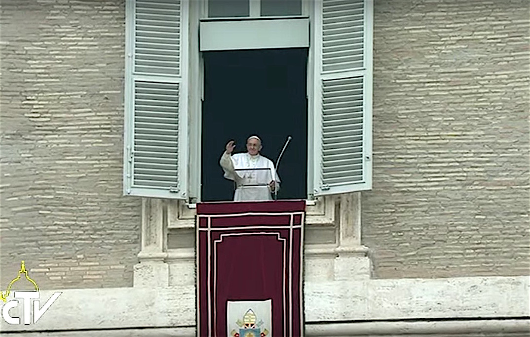 El Papa reza el ángelus desde la ventana de su estudio que da a la plaza de San Pedro