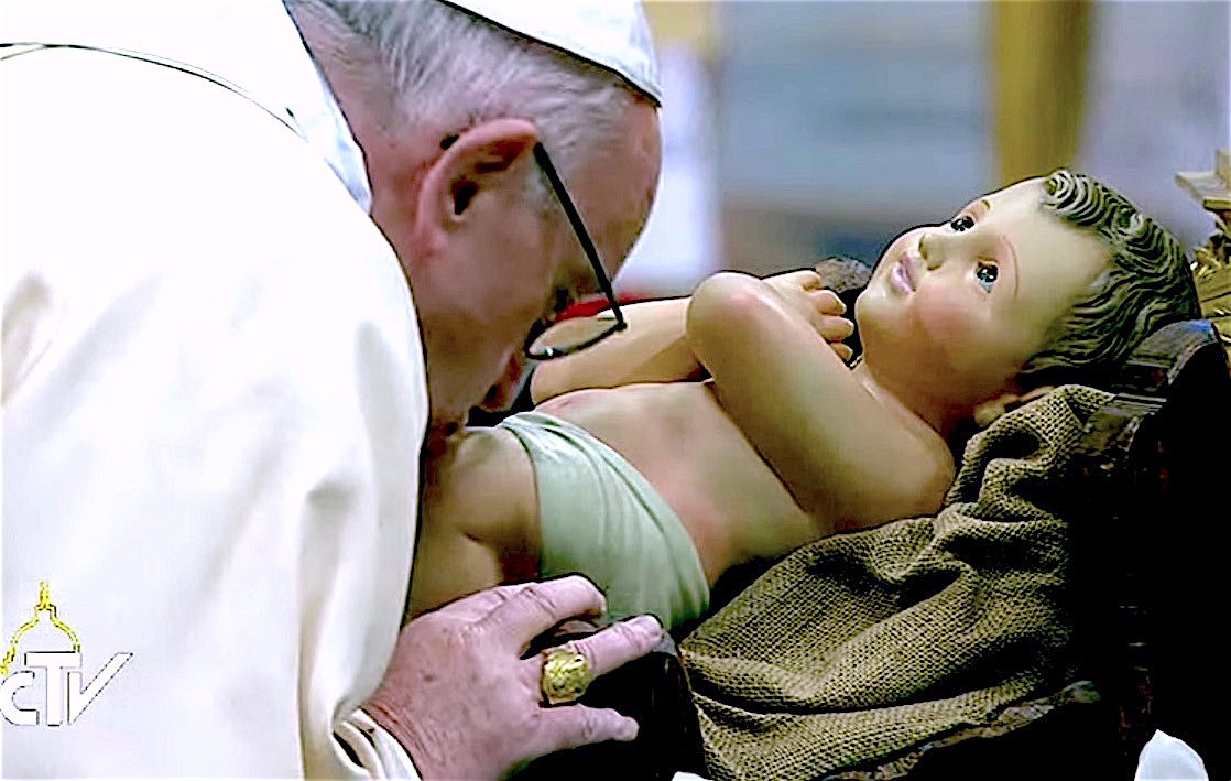 Francisco besa la imagen del Niño en la misa de Reyes