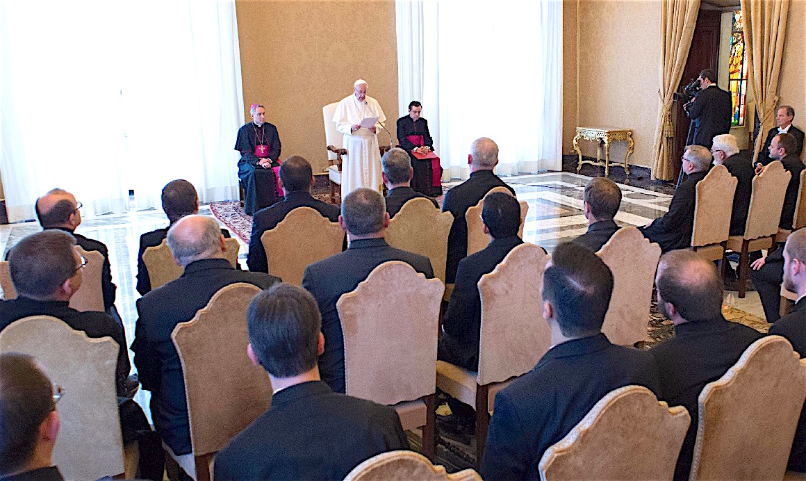El Papa con los participantes al capítulo general de la congregación (Foto Osservatore © Romano)