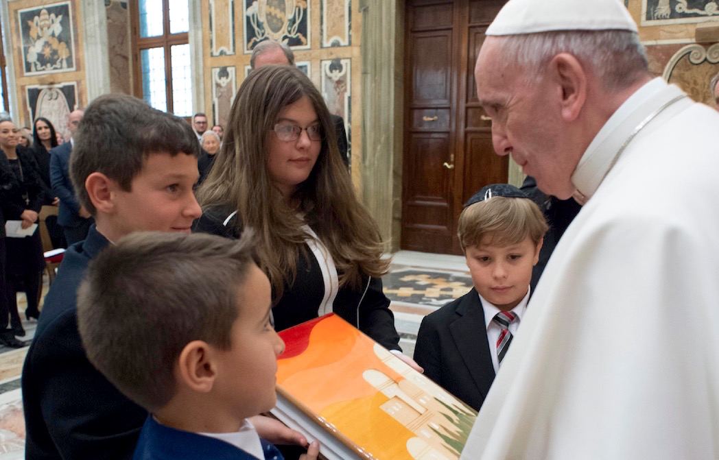 Edición de la Torah regalada al papa Francisco (Fto. Osservatore@ Romano)