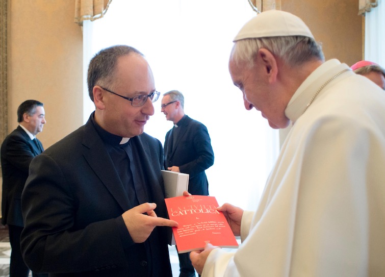 El padre Spadaro entrega al Papa la revista número 4 mil de La Civilta' Cattolica (Fto Osservatore ©Romano)