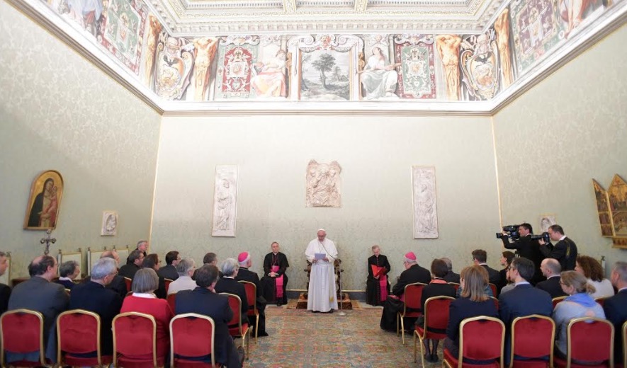 Francisco recibe a la DCC en la Sala de los Papas (Fto- Osservatore © Romano)