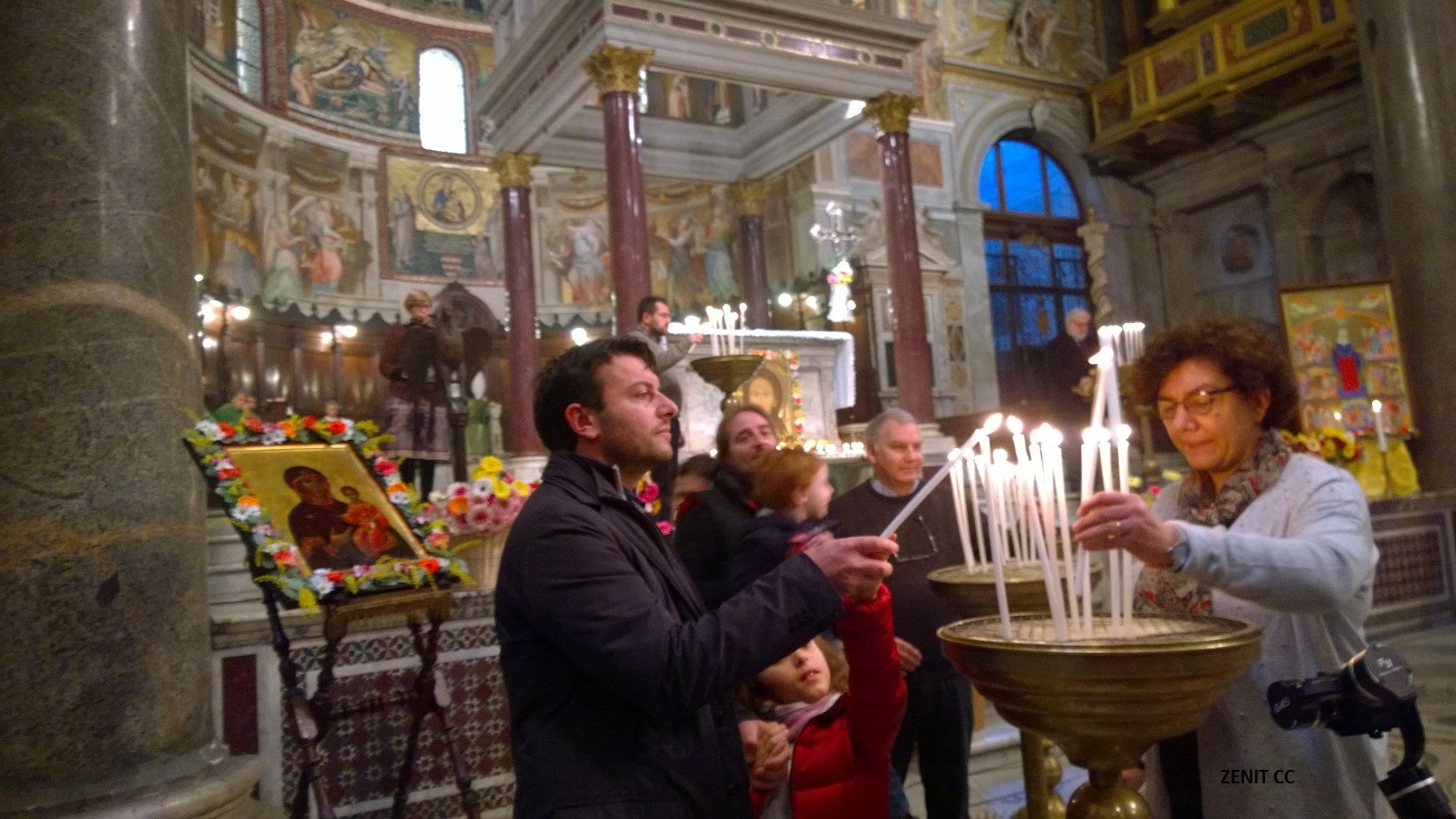 Las velas por los sin techo en Sta María in Trastevere (Fto. ZENITcc)