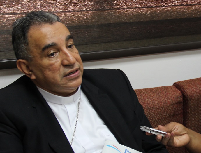 Mons. Ulloa concede la entrevista a José António Varela