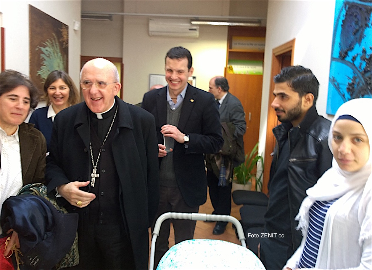 El cardenal Osoro visita la escuela de italiano para extranjeros en una estructura romana de la Comunidad de Sant'Egidio