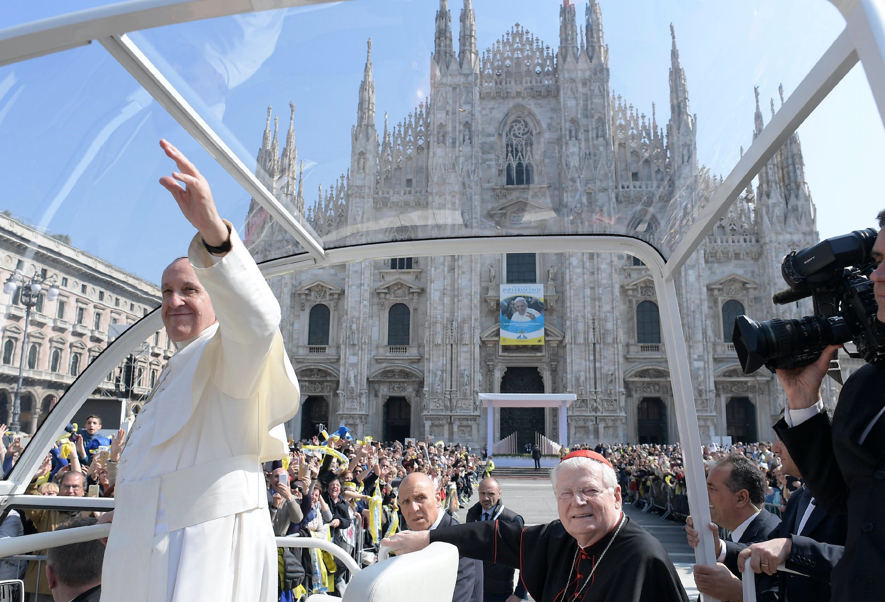 El Papa delante del Duomo de MIlán (Foto @ Osservatore Romano).