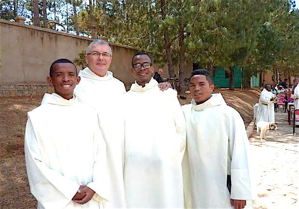 fray Alain-Samuel Jeancler junto a los hermanos de Madagascar