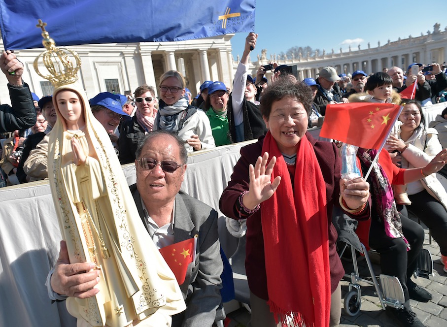 Peregrinos chinos con una imagen de la Virgen de Fátima (Osservatore Romano©)