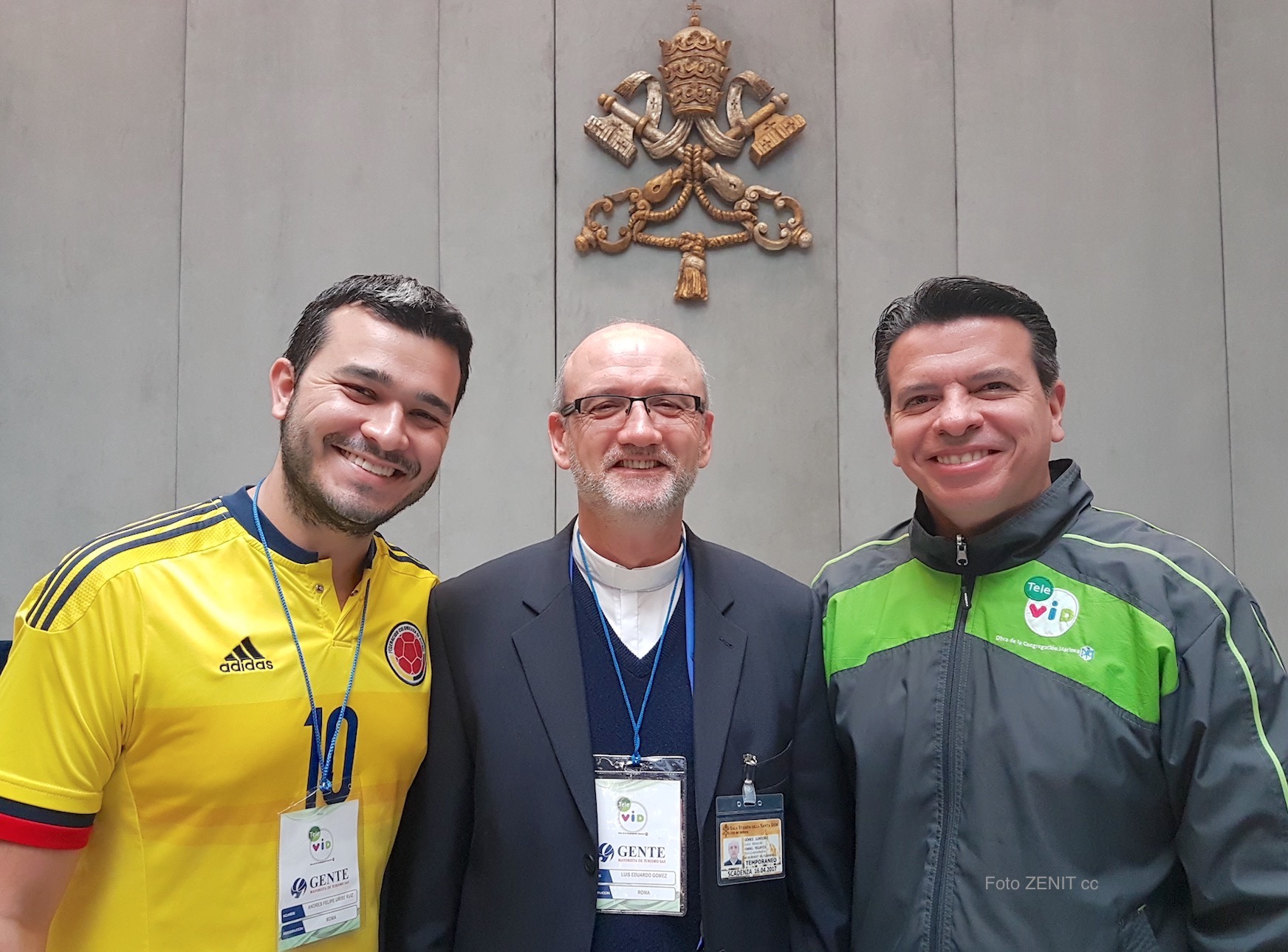 Delegación de Televid, el padre Luis Gomez, el productor Cesar Giraldo, y el joven Andrés Uribe Ruiz
