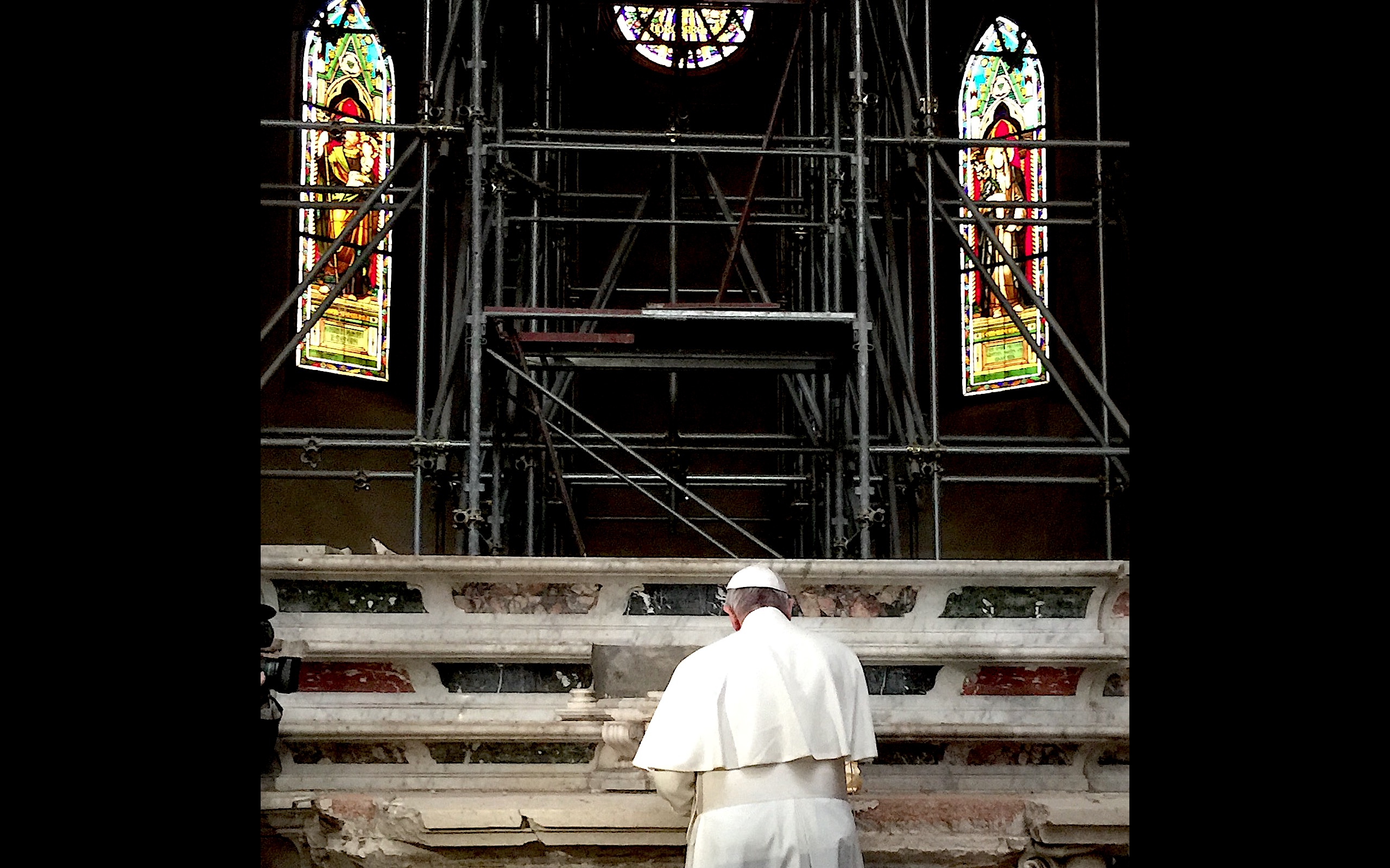 El Papa en la catedral de Mirandola (Fto. Osservatore © romano)