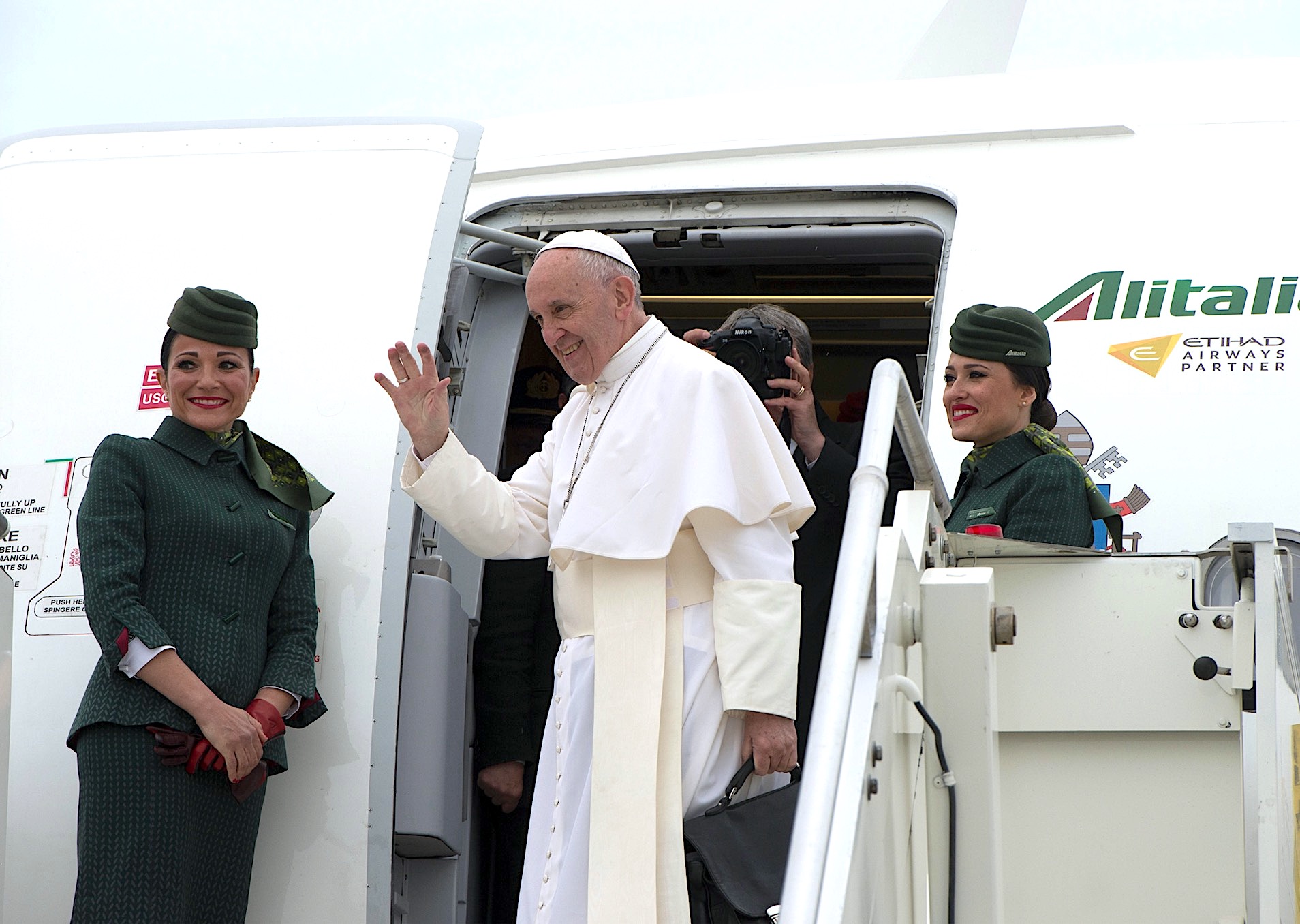 El Papa sube al avión que le lleva a Egipto (Osservatore © Romano)