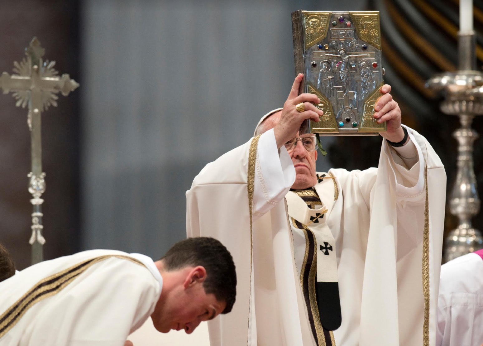 El Papa bendice con las Sagradas Escrituras durante la misa crismal 2017 (Osservatore © Romano)