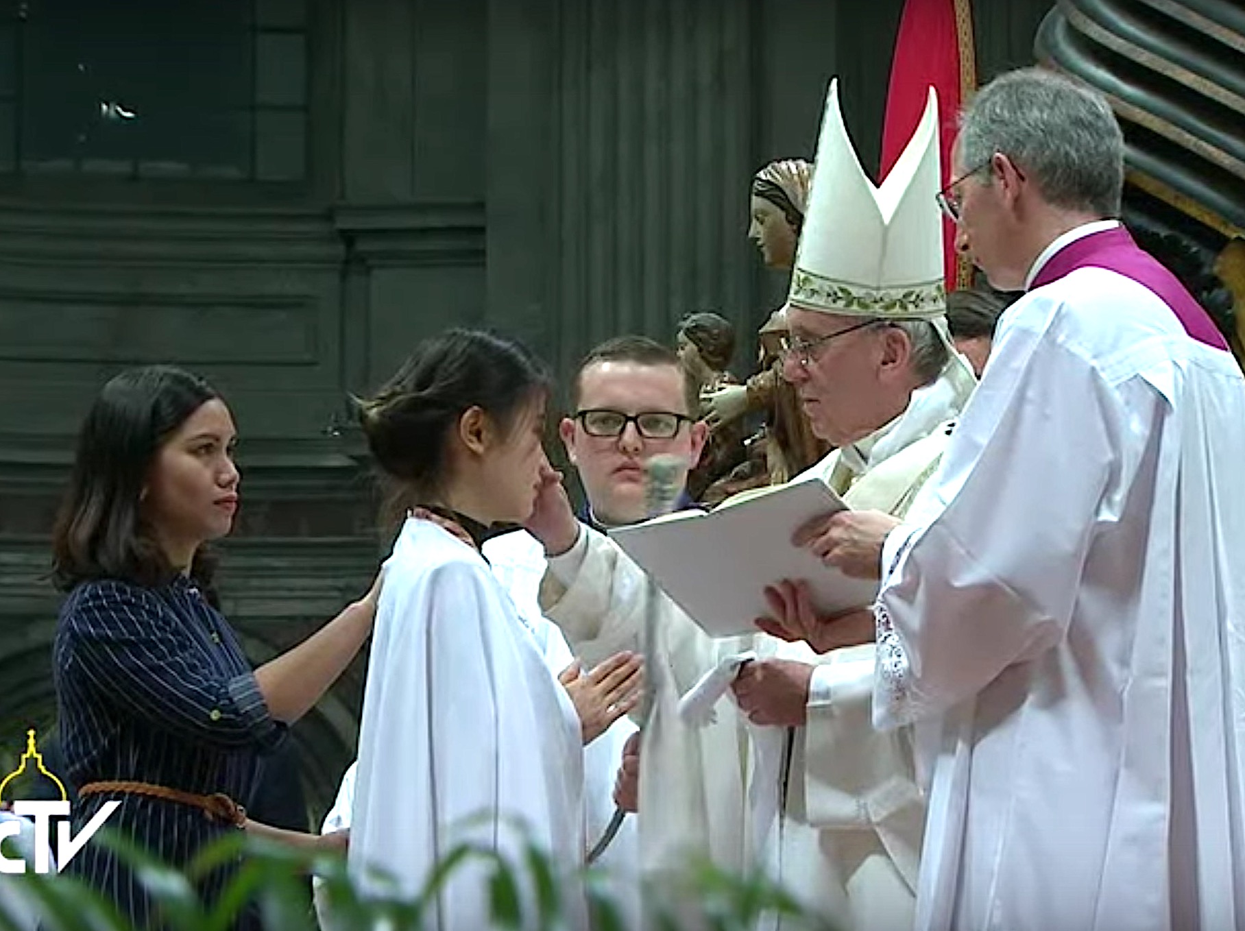 El Papa impartiendo la confirmación a una recién bautizada