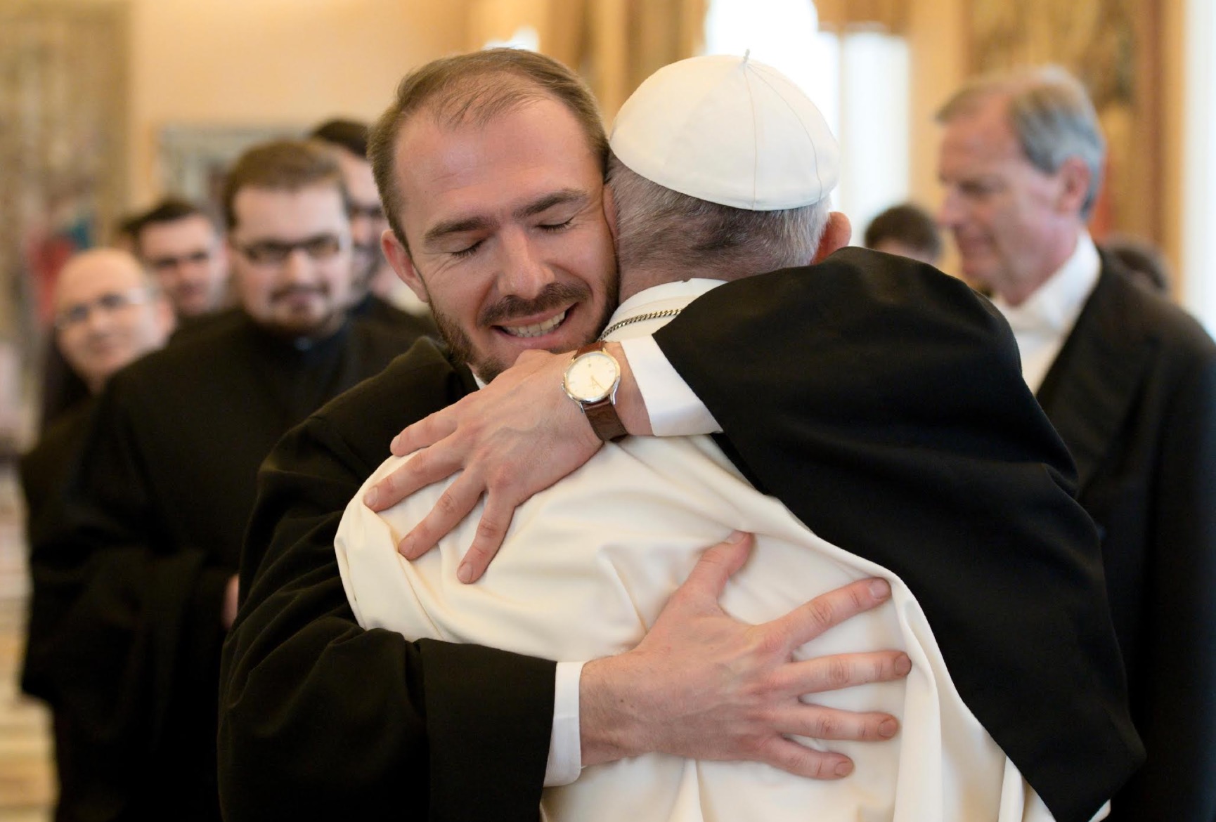 Un joven sacerdote abraza al papa Francisco - (Osservatore © Romano)