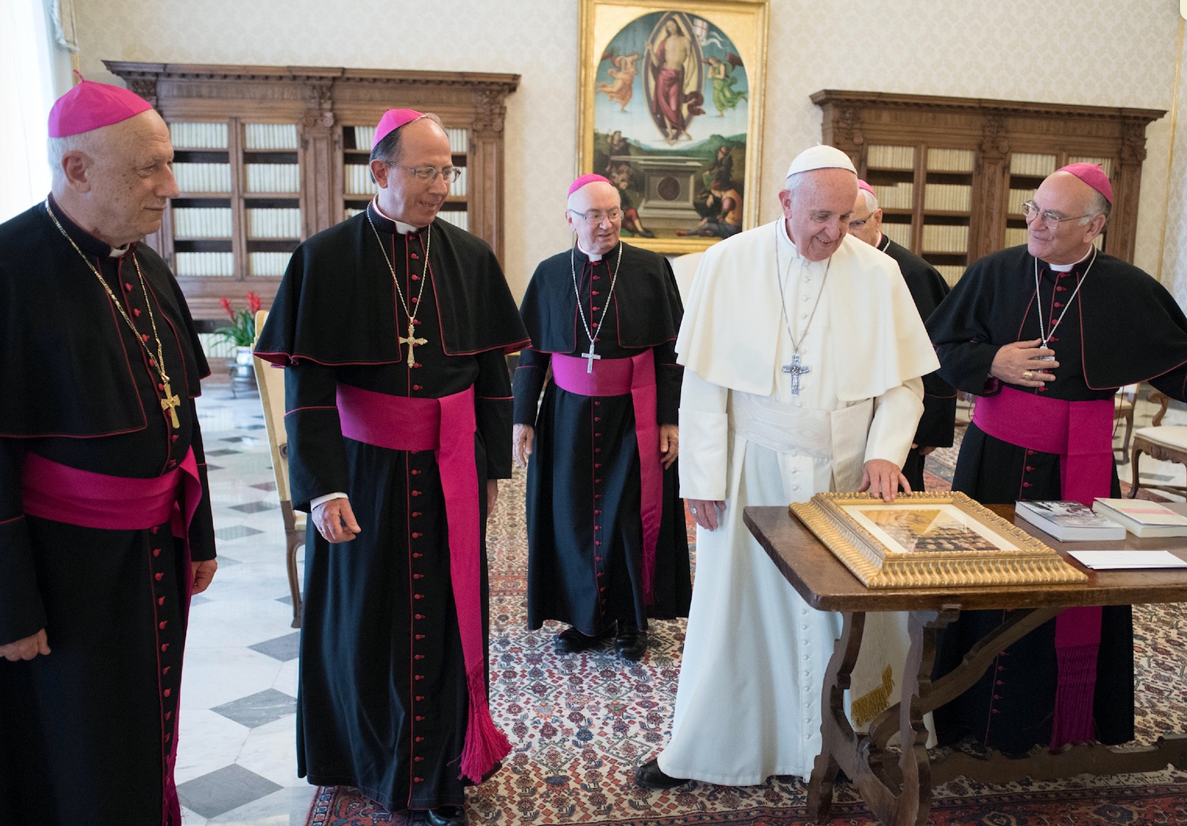 El Papa con los obispos albaneses (Foto Osservatore @ Romano)