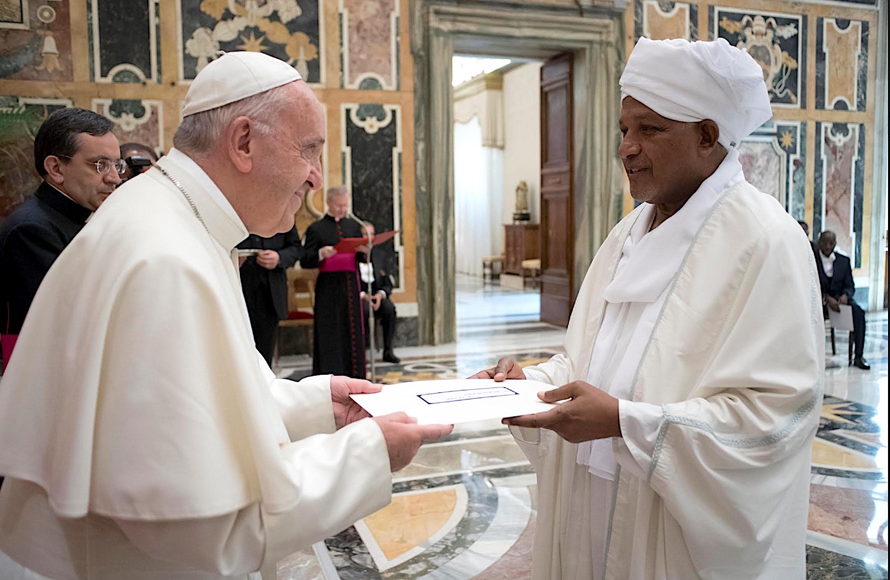 El Papa recibe a los embajadores (Osservatore © Romano)
