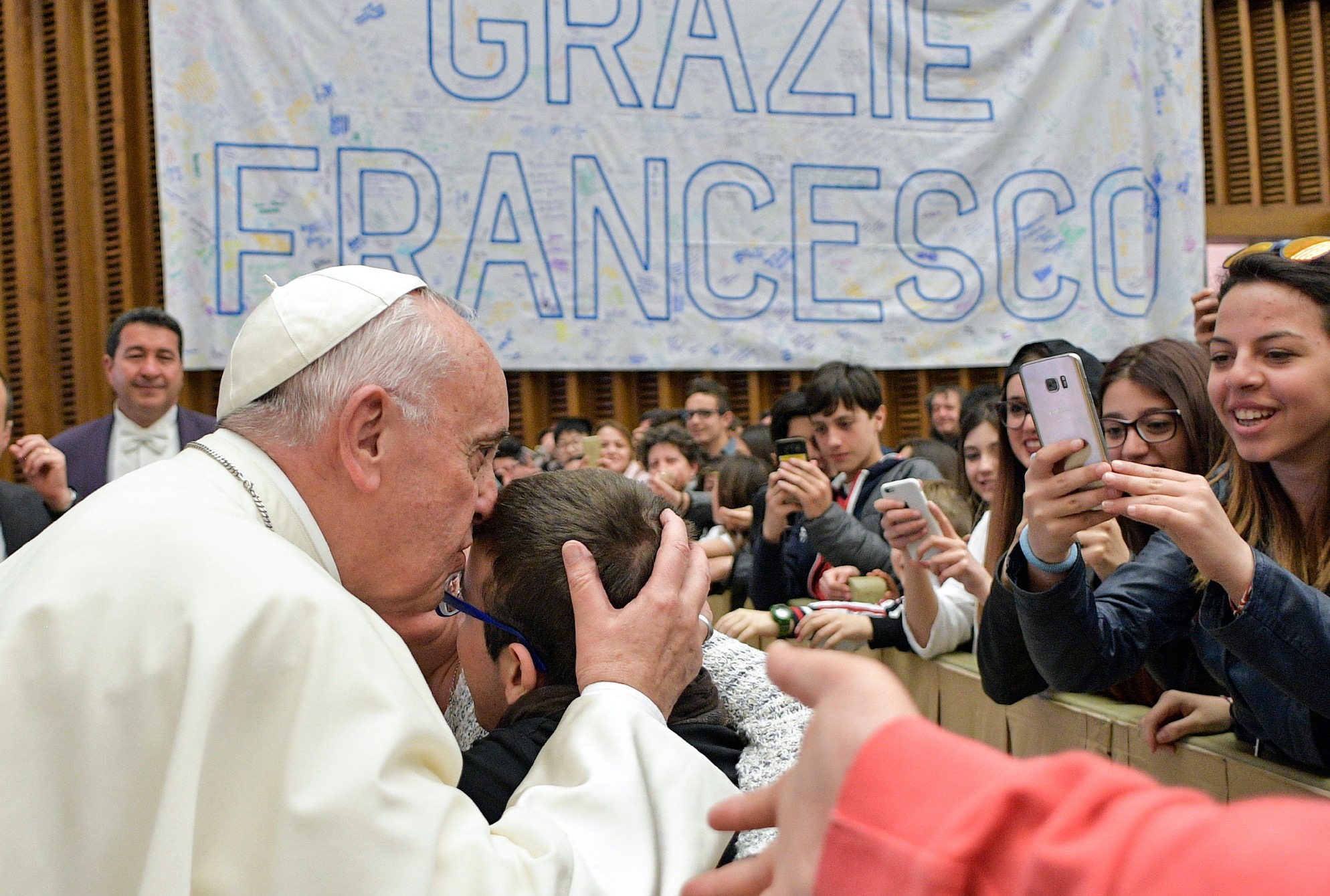 El Papa saluda a los jóvenes de las Escuelas por la Paz (Osservatore © Romano)