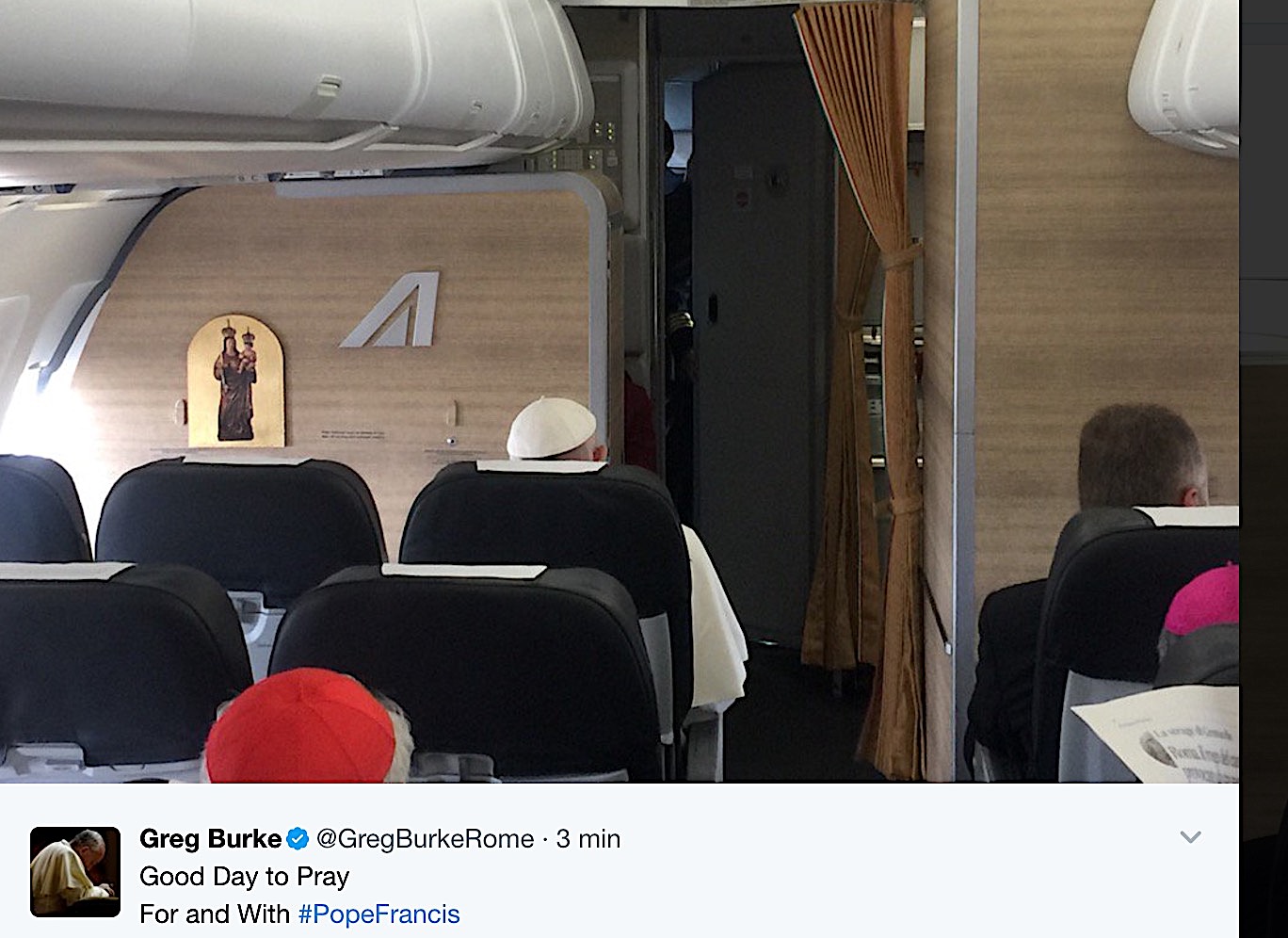 El 'tuit' de Greg Burke desde el avión