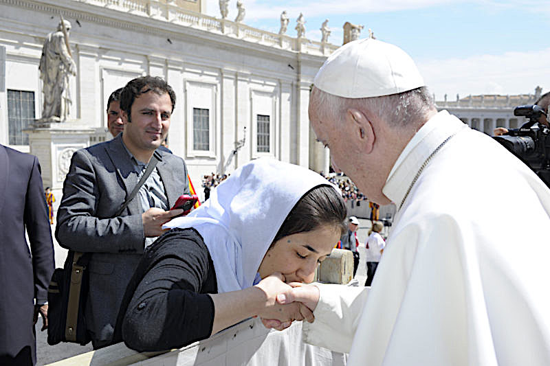 Nadia Mourad saluda al papa Francisco, (3 Mayo 2017 © L'Osservatore Romano)