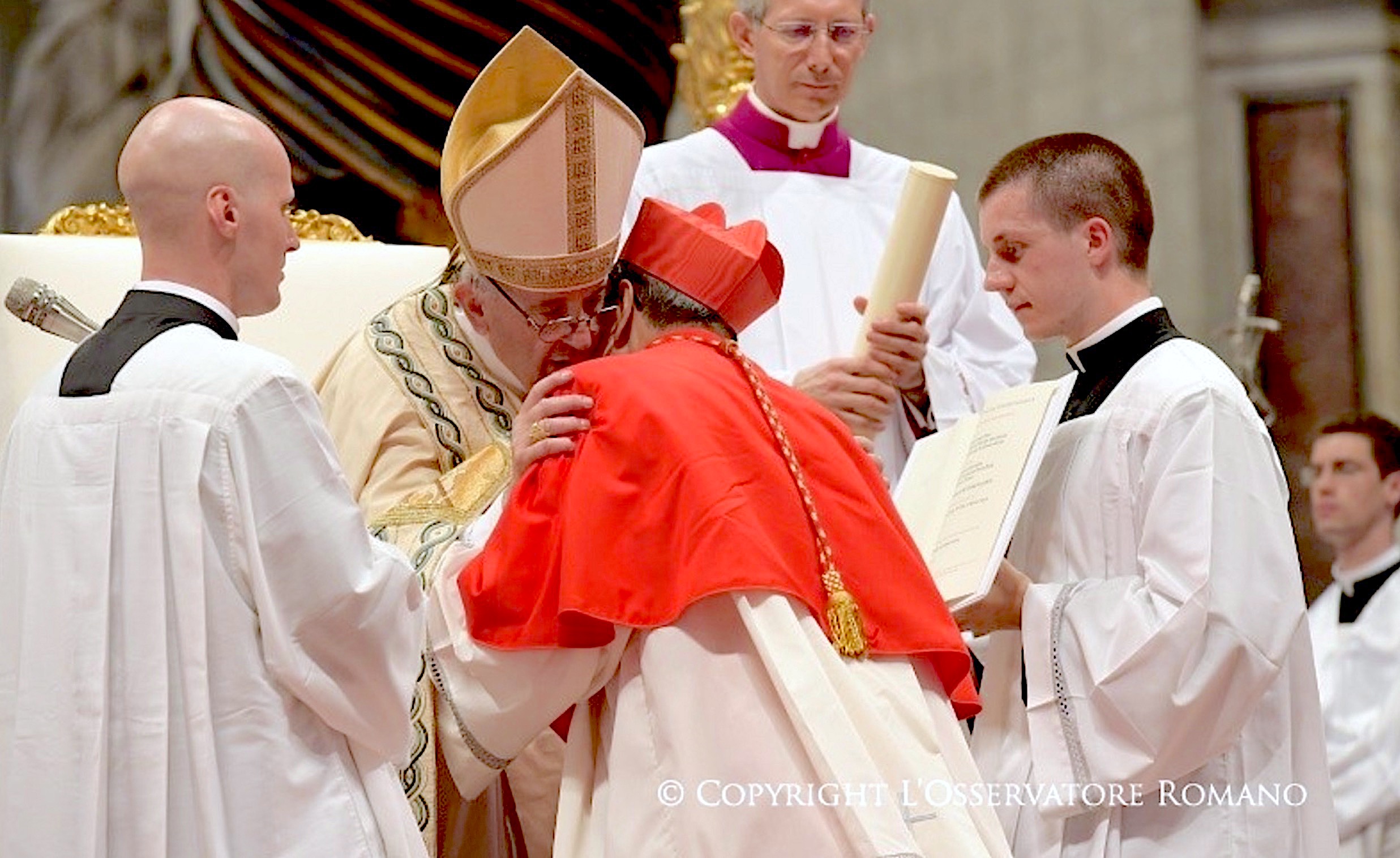 Uno por vez el Papa entrega birrete, anillo, diaconía y se dan el abrazo de la paz (Fto Osservatore © Romano)