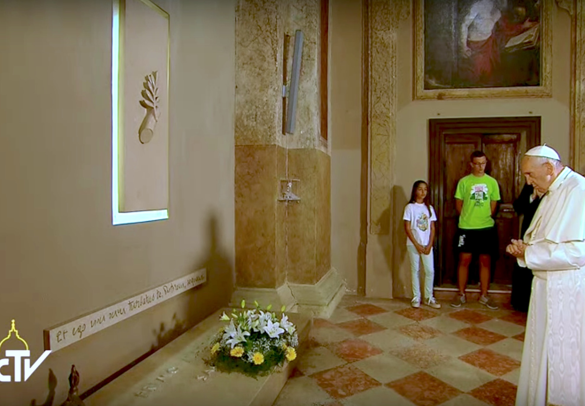 El Santo Padre reza en silencio delante de la tumba del cura de Bozzolo