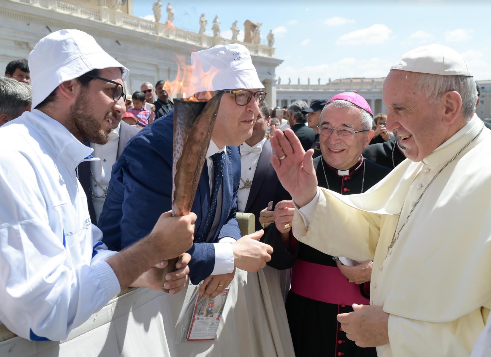 El Papa bendice la antorcha de la peregrinación Macerata - Loreto (Osservatore © Romano)