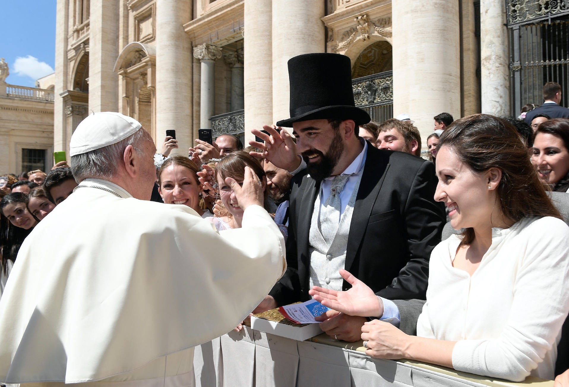 El Papa saluda a los recién casados (Osservatore © Romano) sposini