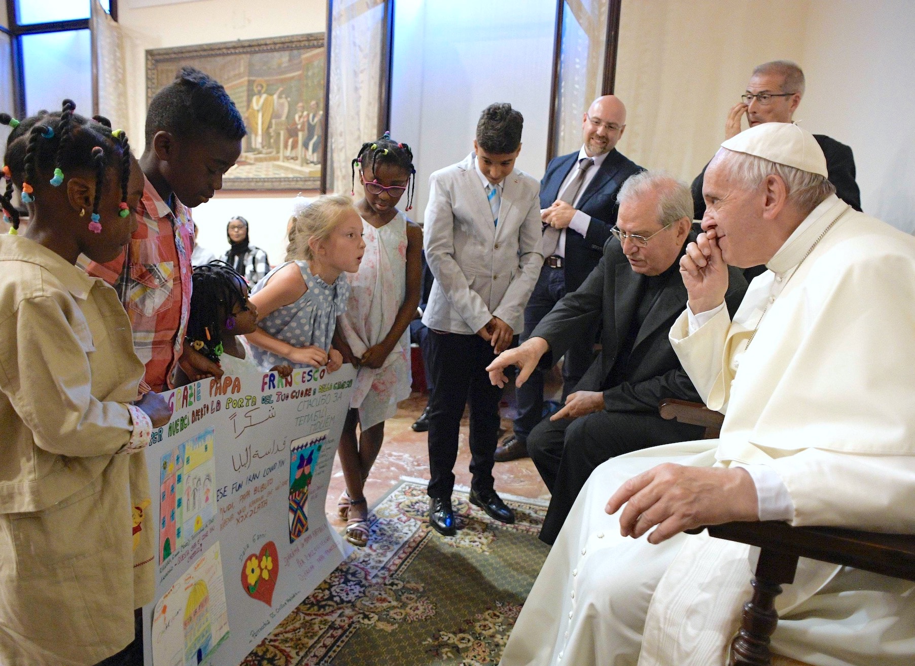El Papa conversa con un grupo de niños refugiados (Osservatore © Romano)