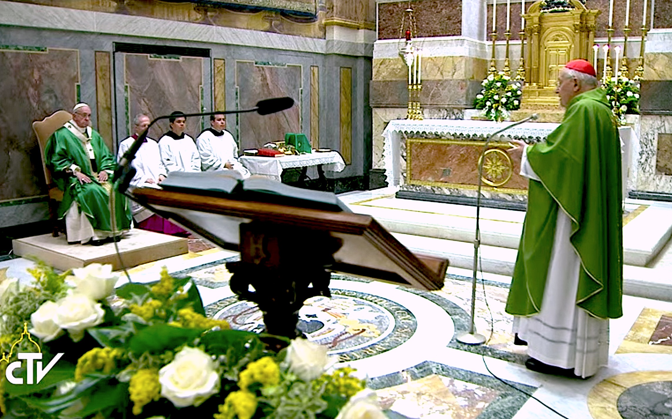 El cardenal Sodano dirige en nombre de los cardenales sus felicitaciones al Papa