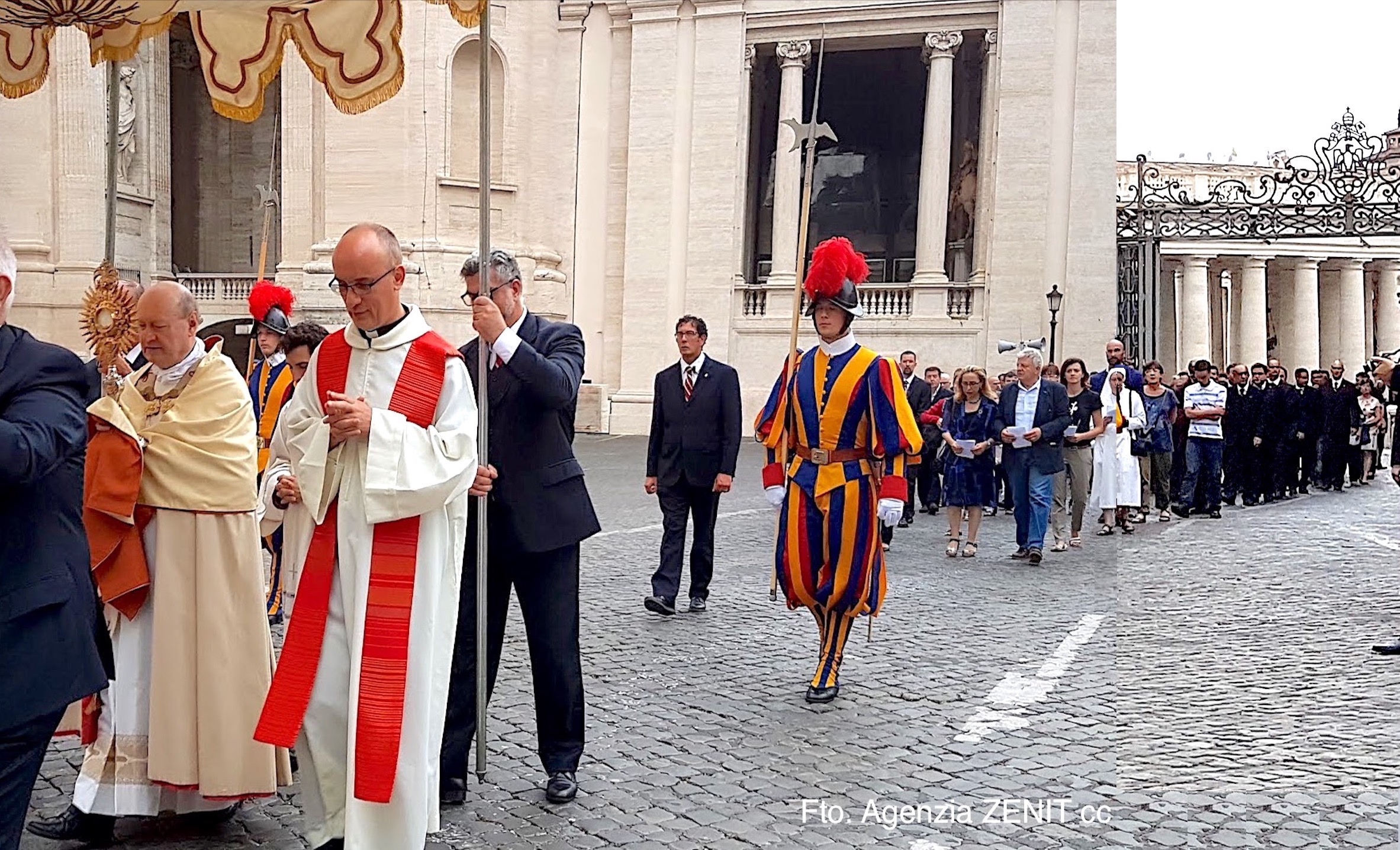 La procesión con el Santísimo Sacramento parte hacia el interior de la Ciudad del Vaticano (Foto ZENIT cc)