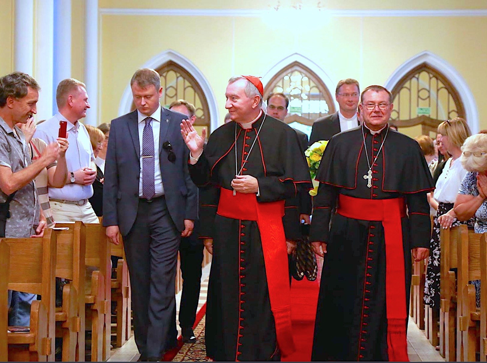 El cardenal Parolín en la catedral católica de Moscú
