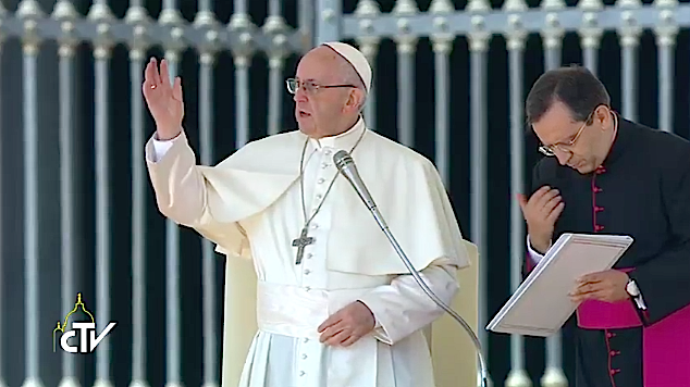 El Papa da la bendición al término de la Audiencia general. Captura CTV