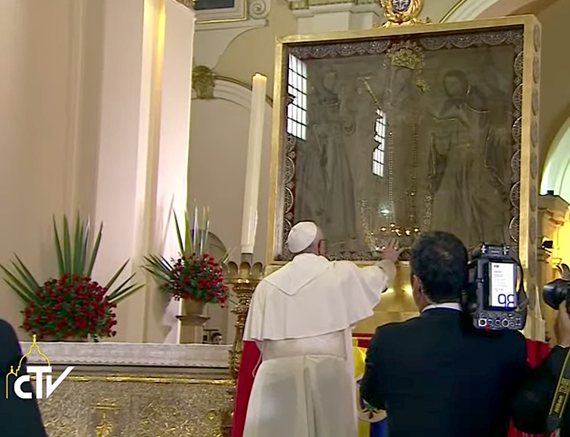 Francisco reza delante de imagen de Nuestra Señora de Chiquinquirá. Captura de pantalla CTV