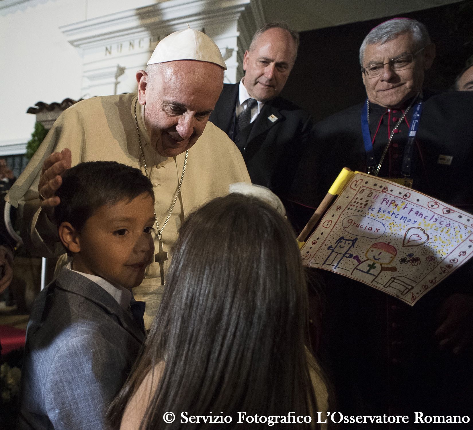 El Papa saluda a niños en la Nunciatura de Bogotá 09/09/2017 © L´Osservatore Romano