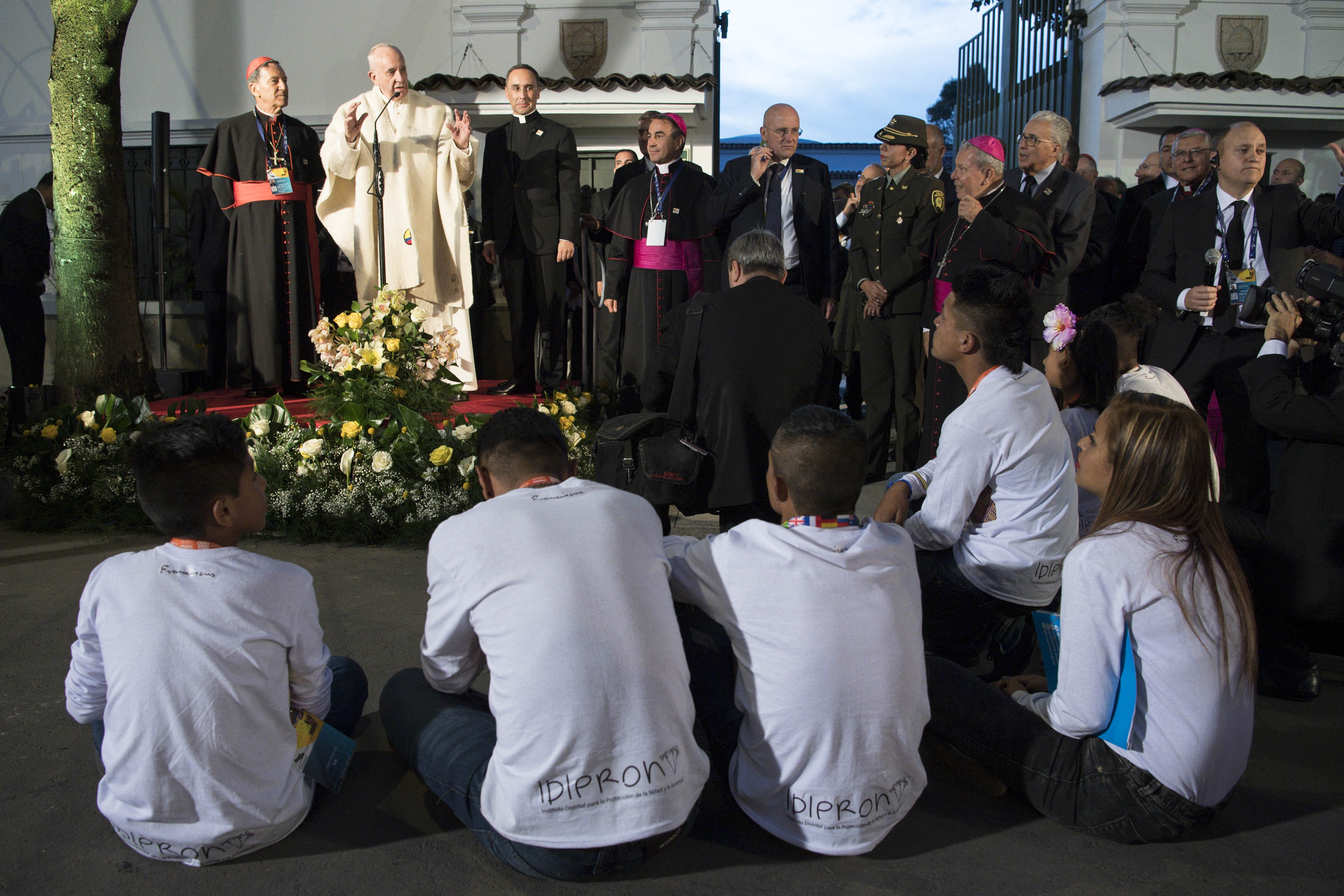El Papa a los jóvenes frente a la Nunciatura © L´Osservatore Romano