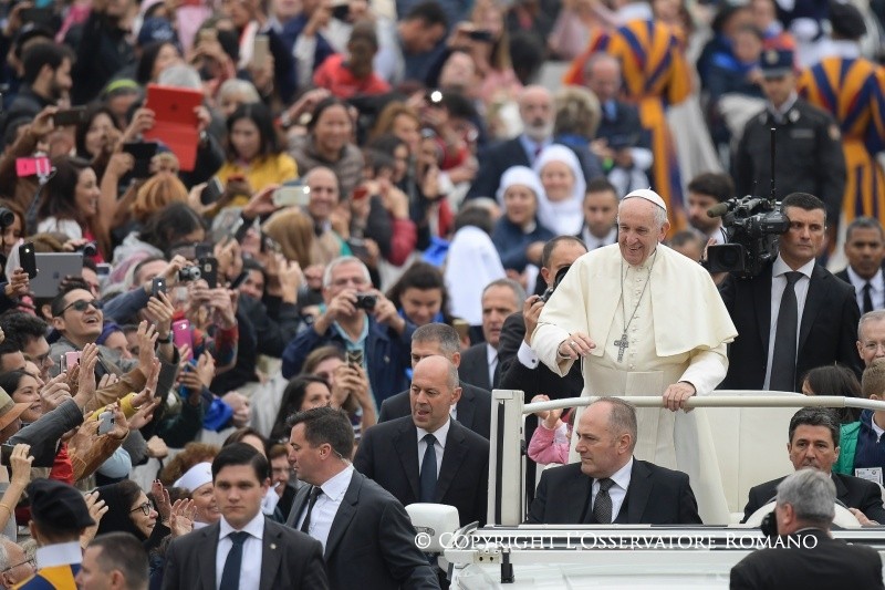 El Papa llega a la plaza de san Pedro 18/10/2017 © L´Osservatore Romano