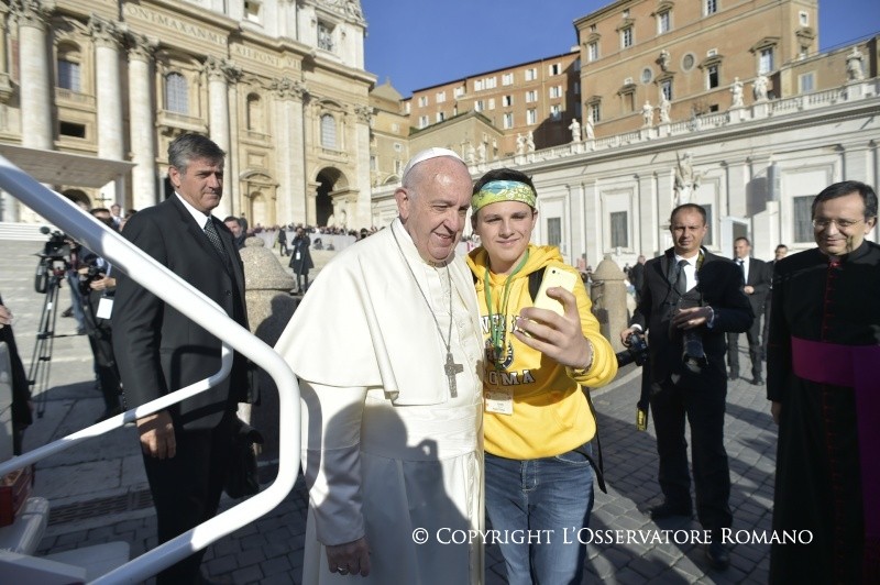 Un joven se hace un "selfie" con el Papa © L´Osservatore Romano