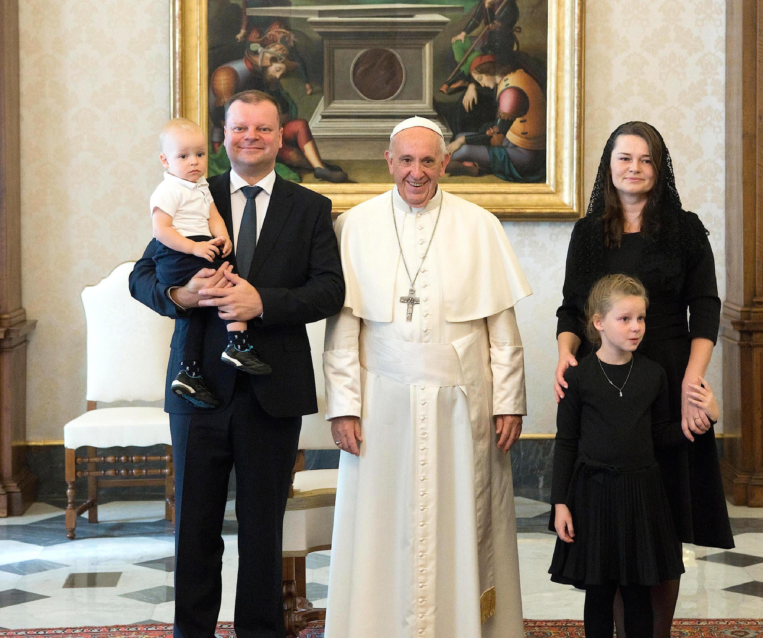 El Papa con el primer ministro de Lituania y su familia © L´Osservatore Romano