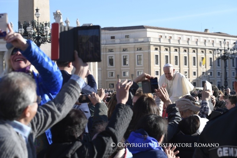 El Papa saluda a los peregrinos en la audiencia © L´Osservatore Romano