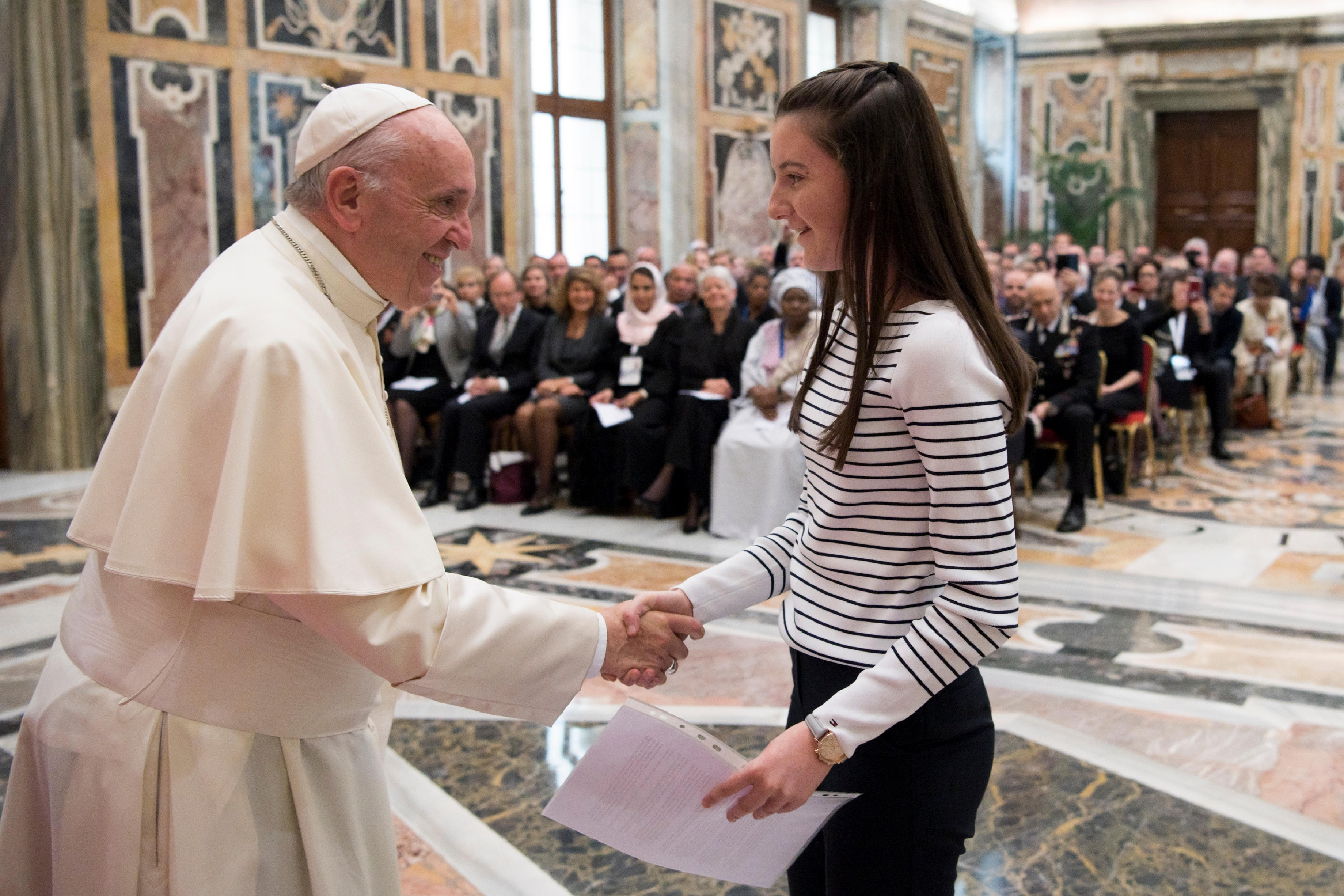 La joven irlandesa Muireann O’Carroll saluda al Papa © L´ Osservatore Romano