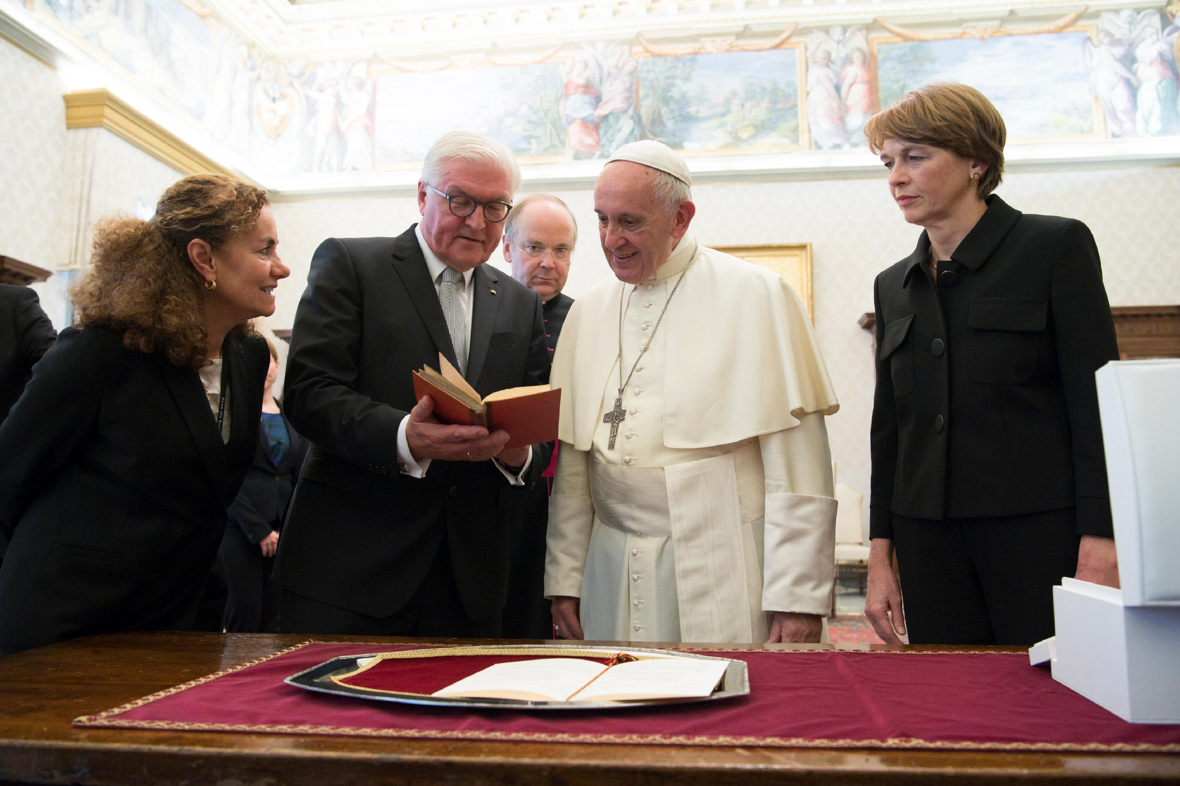El Papa con el presidente Frank-Walter Steinmeier y su mujer © L´Osservatore Romano
