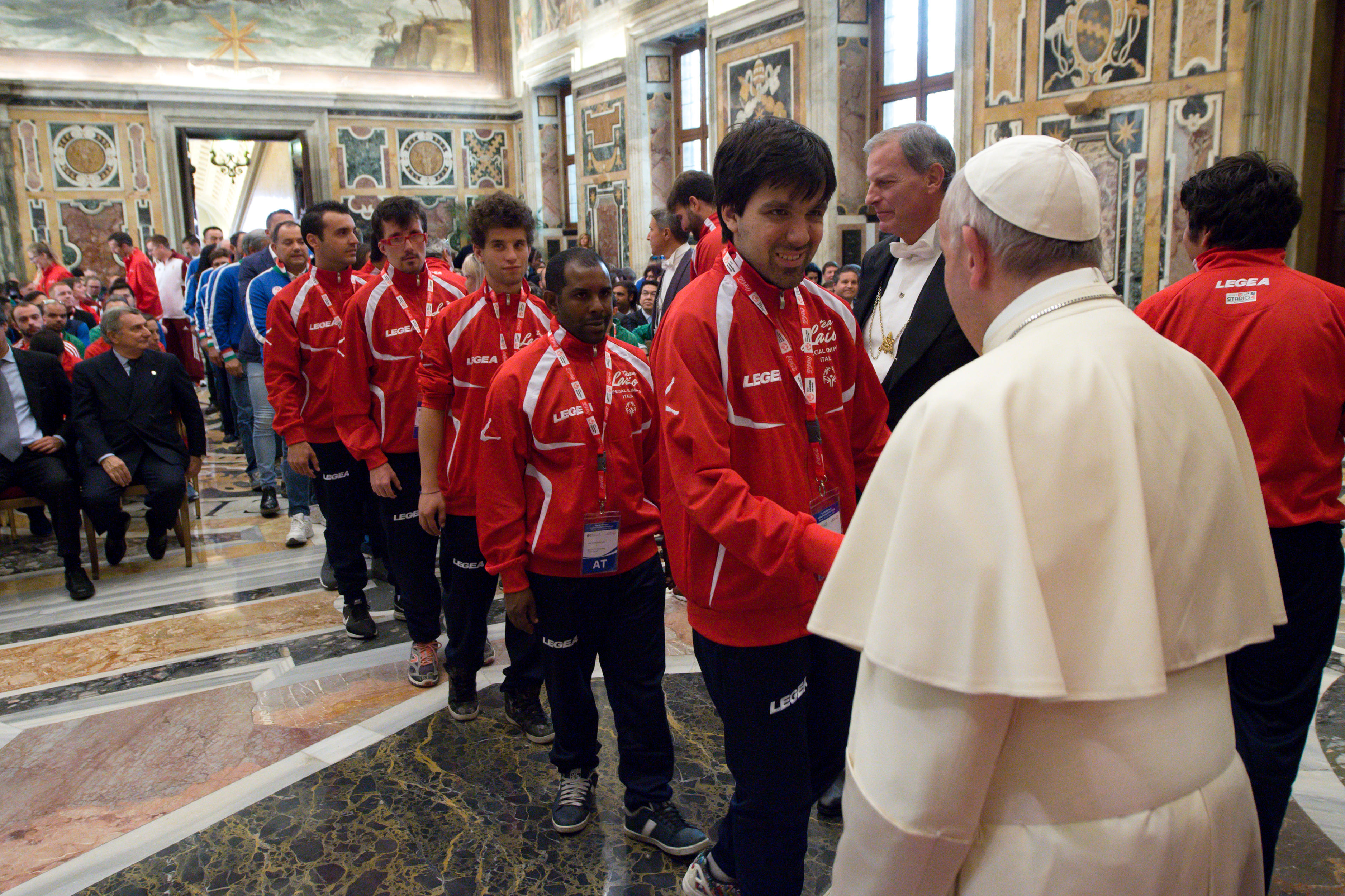 El Papa saluda a los atletas © L´Osservatore Romano