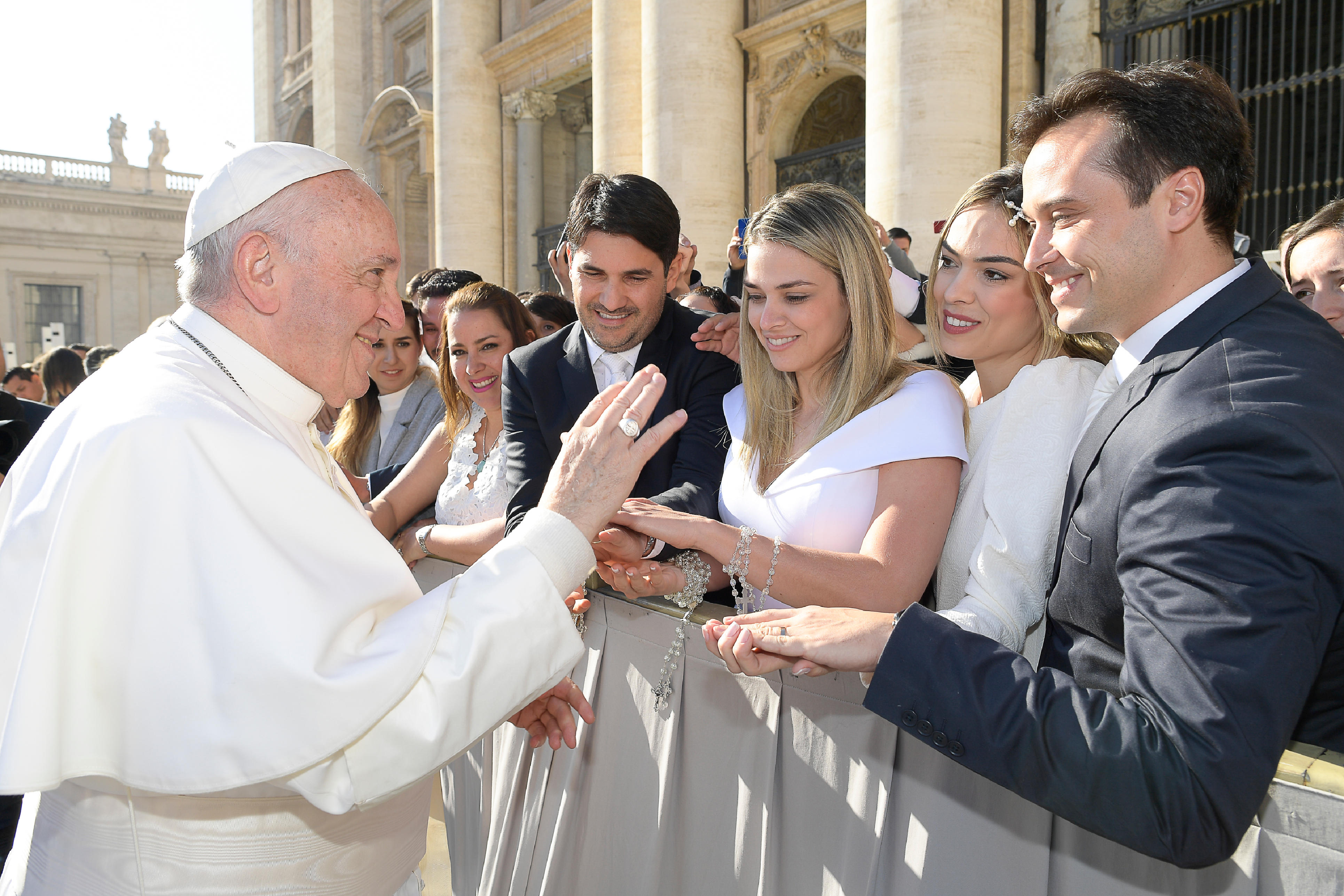 El Papa saluda a algunos recién casados en la audiencia © L´Osservatore Romano