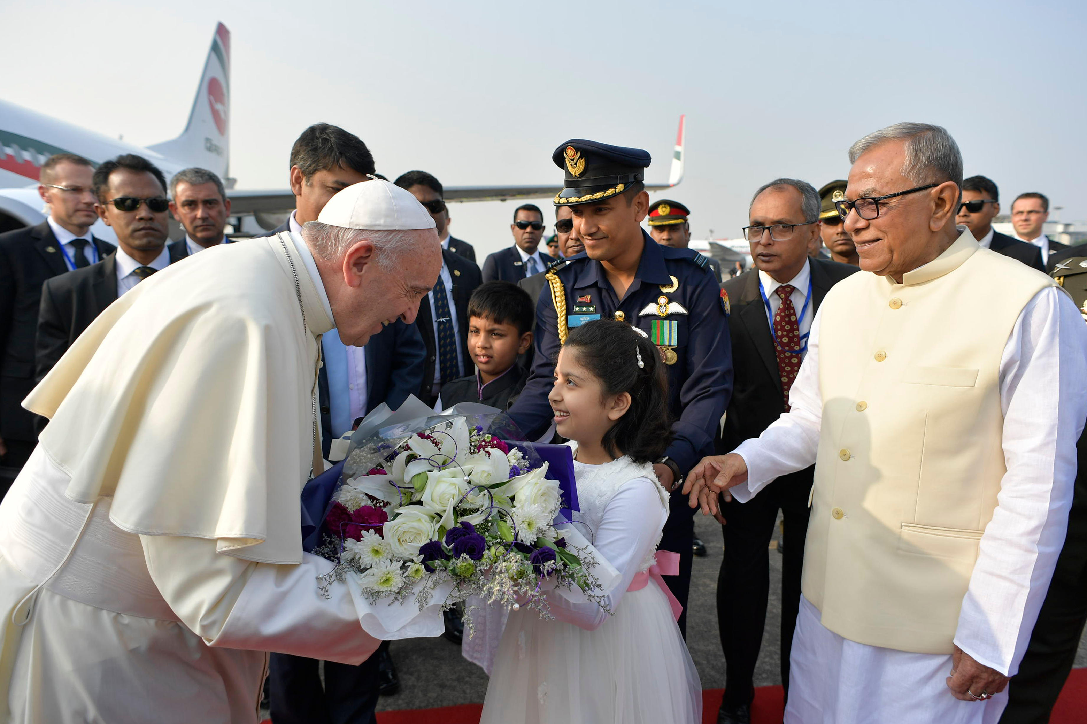 El Papa es recibido en Bangladesh con todos los honores © L'Osservatore Romano