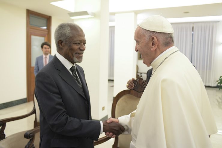 Kofi Annan saluda al Papa Francisco © L'Osservatore Romano