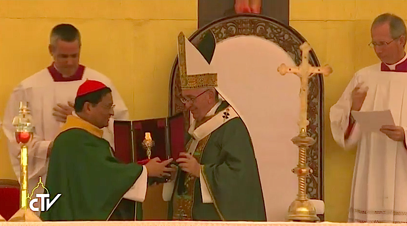 AcciEl Papa ha entregado un regalo al cardenal Bo. Captura de pantalla CTVon gracias del cardenal Bo. Captura de pantalla CTV